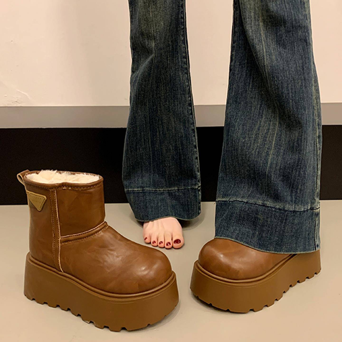 香港真皮加绒雪地靴女2025新款冬季皮毛一体厚底增高保暖面包棉鞋