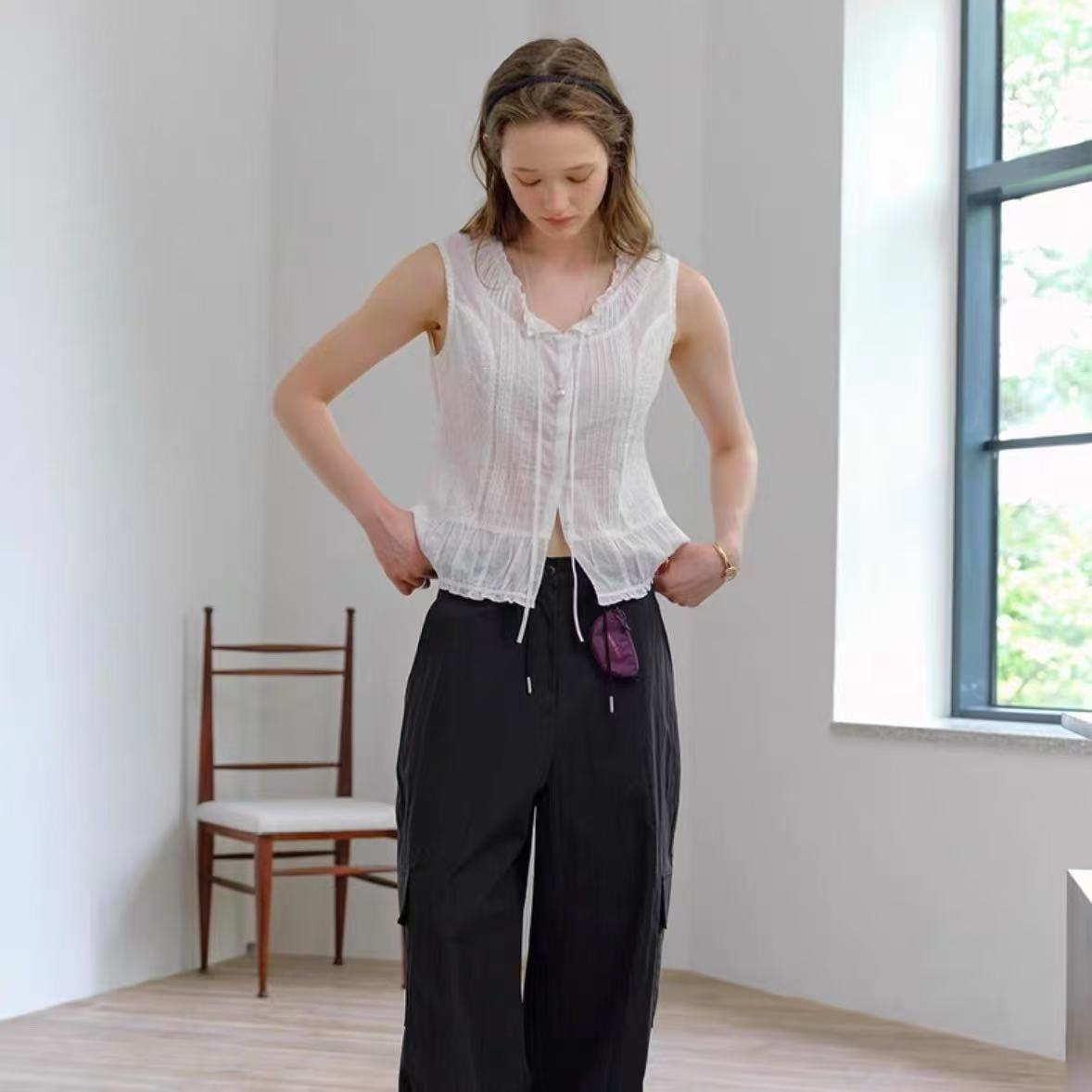 现货～韩国modest mood蕾丝背心法式压褶镂空刺绣设计无袖上衣女