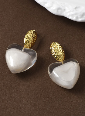 张悦儿同款白色爱心耳环女轻奢小众高级感夸张桃心树脂耳钉耳饰
