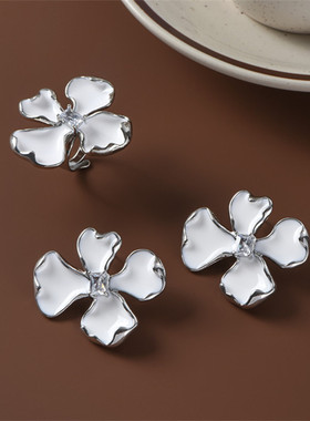 白色镶钻鸢尾花朵耳环女轻奢小众高级感黑色夸张银针耳钉戒指套装