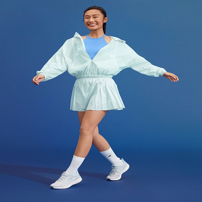 女子户外连帽抗UV防晒衣