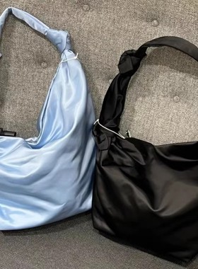包包女蝴蝶结包25新款缎面褶皱肌单肩包春季腋下浅蓝色流浪托特包
