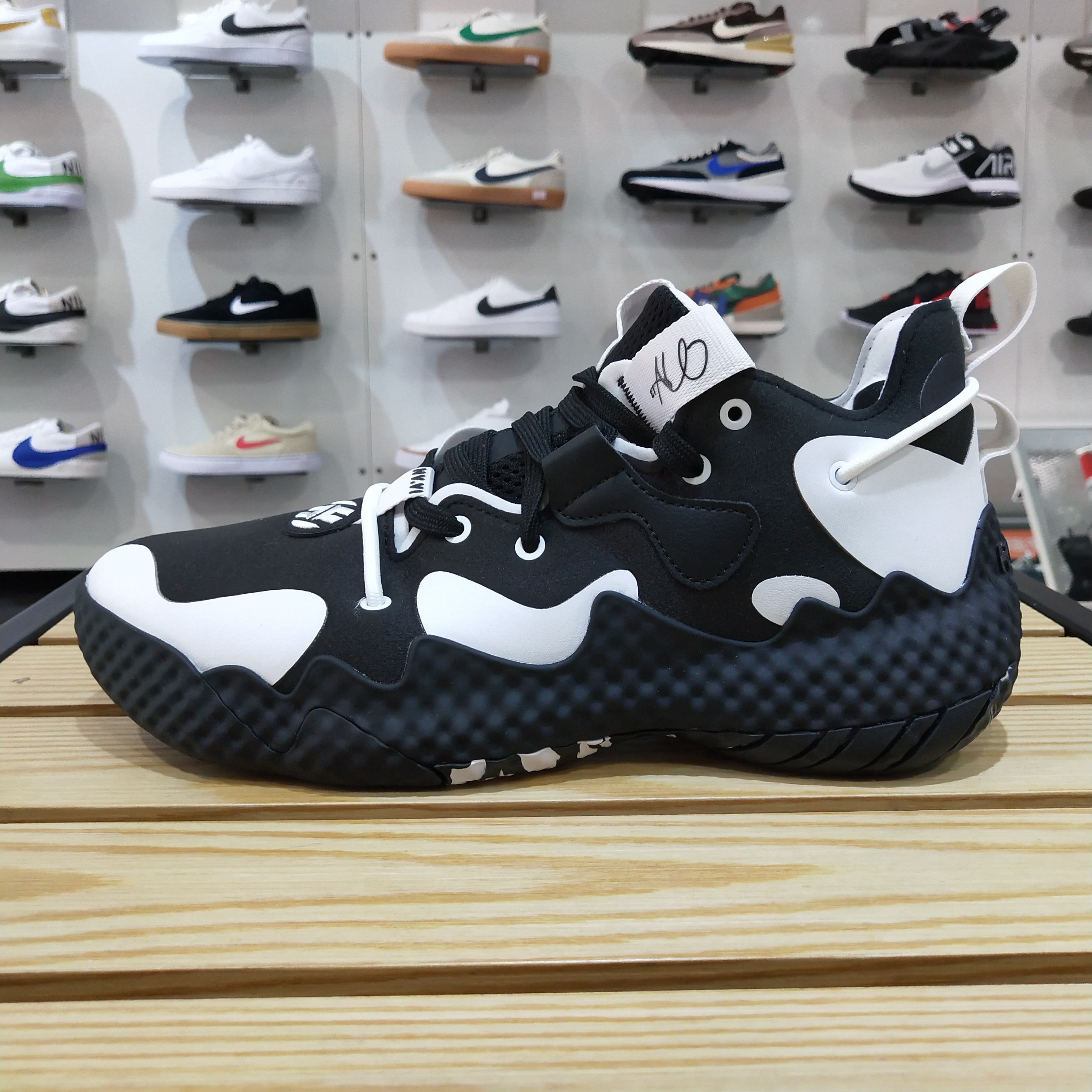 Adidas Harden Vol.6 哈登6代战靴签名版低帮实战篮球鞋 GV8704