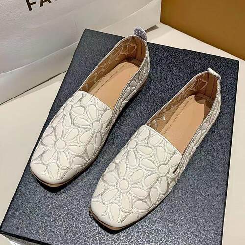 废土风方头大码镂空夏季凉鞋女小香风绣花平底软底浅口外穿妈妈鞋