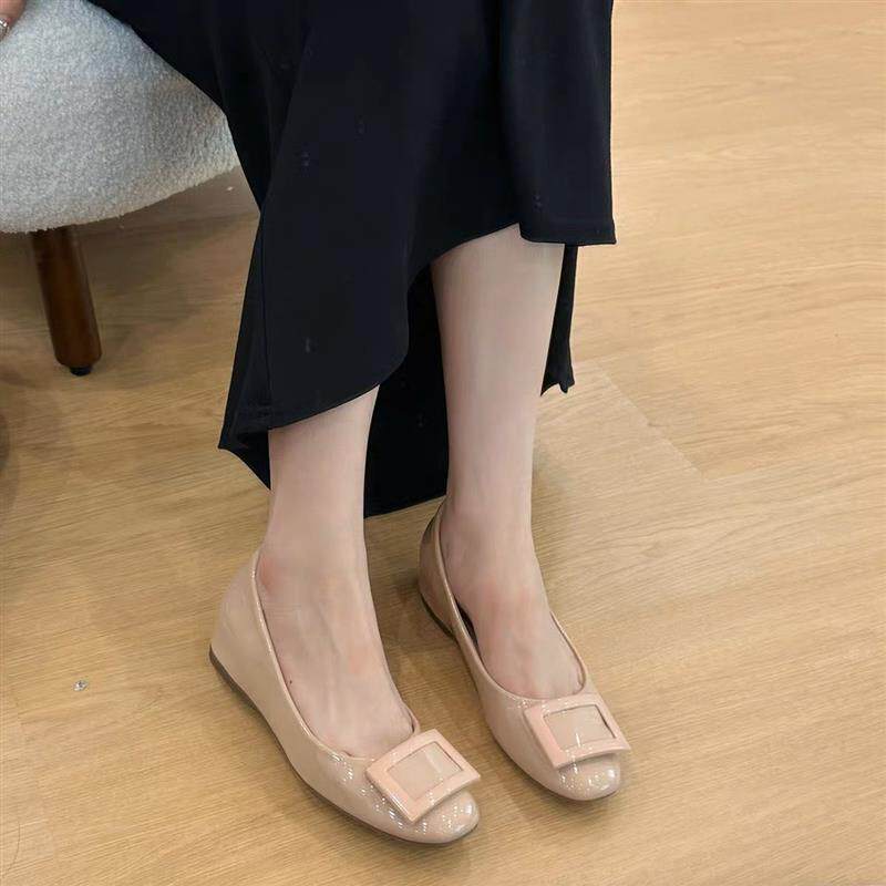 小个子内增高裸色方扣浅口单鞋女2026秋季新款法式圆头软平底鞋