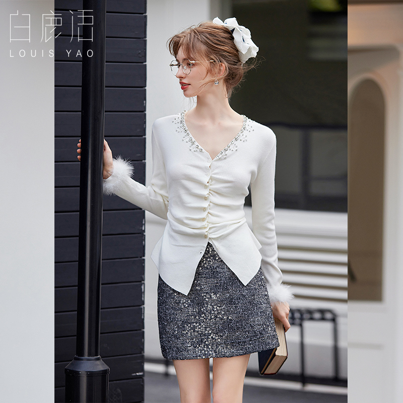 白鹿语温柔毛毛袖钉珠V领针织衫