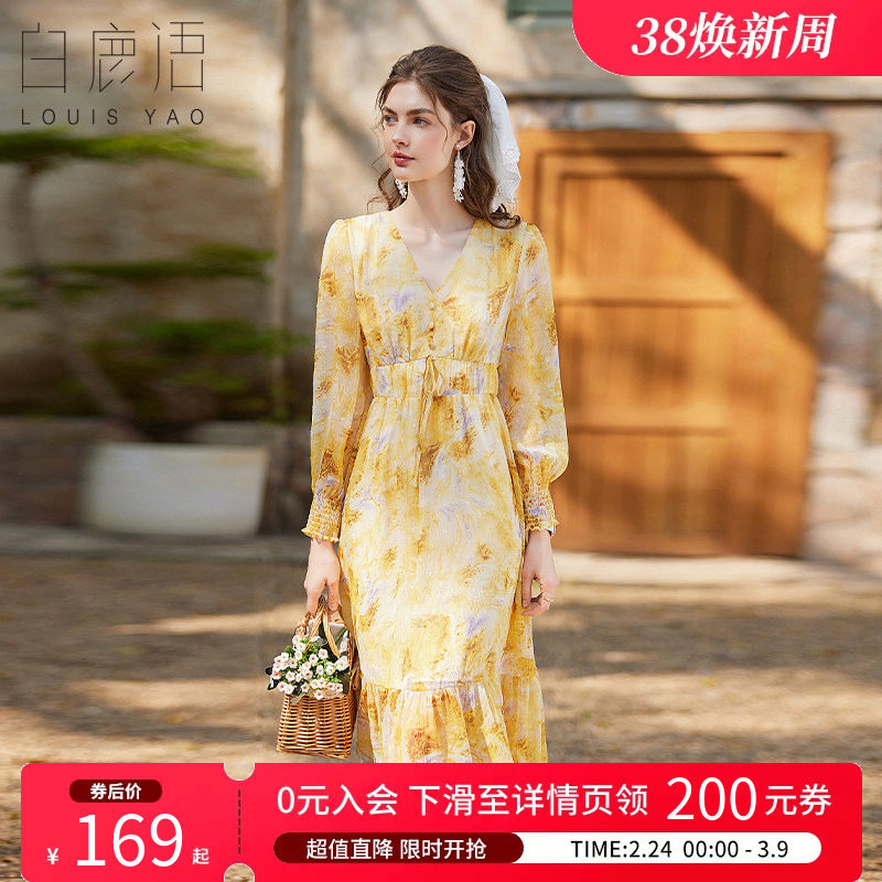 白鹿语荷叶摆印花长裙2025春季新款时尚V领装饰扣修身碎花连衣裙