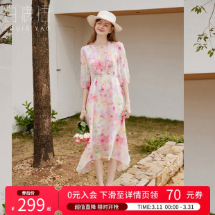 白鹿语法式浪漫印花连衣裙26春夏新款V领收腰七分袖长款度假裙子