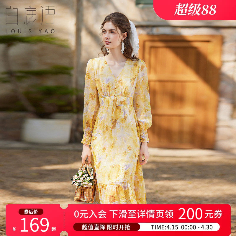 白鹿语荷叶摆印花长裙2025春季新款时尚V领装饰扣修身碎花连衣裙