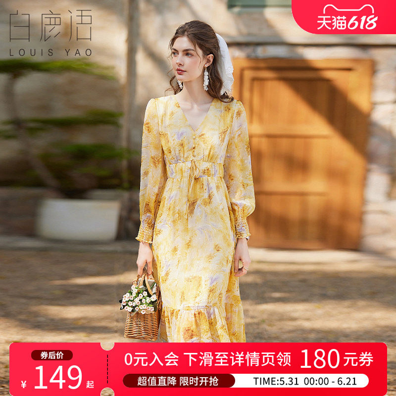 白鹿语荷叶摆印花长裙2025春季新款时尚V领装饰扣修身碎花连衣裙