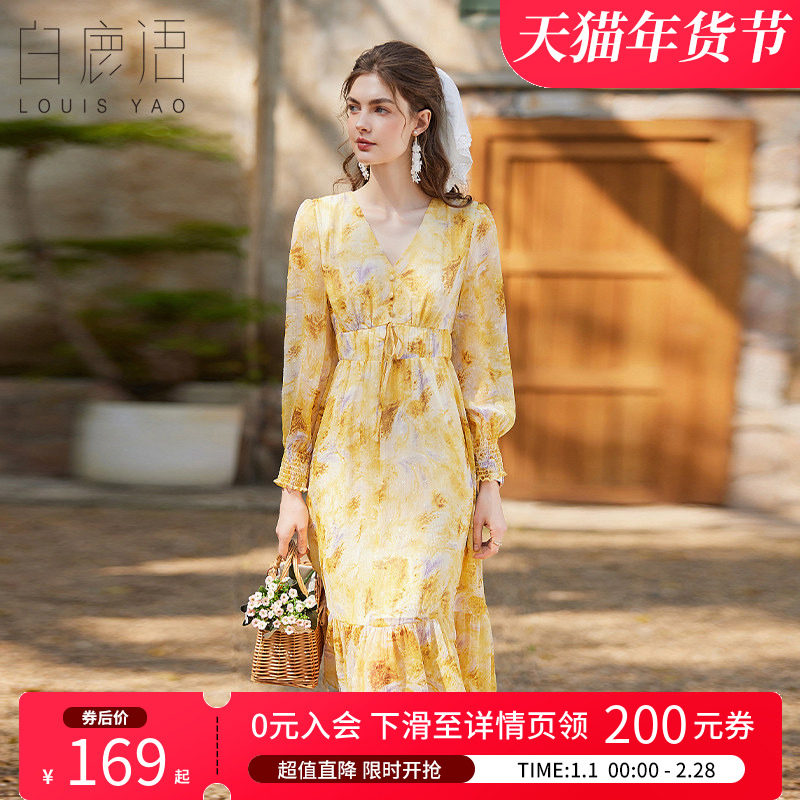 白鹿语荷叶摆印花长裙2025春季新款时尚V领装饰扣修身碎花连衣裙