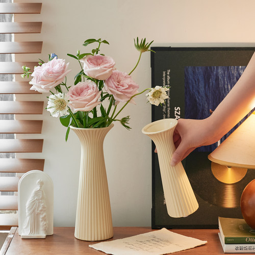 简约奶油风陶瓷花瓶小口单支花