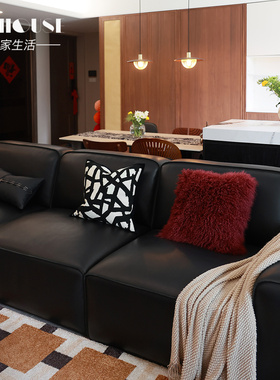 现代轻奢风红色黑色系真滩羊毛抱枕组合搭配黑色皮沙发抱枕靠垫