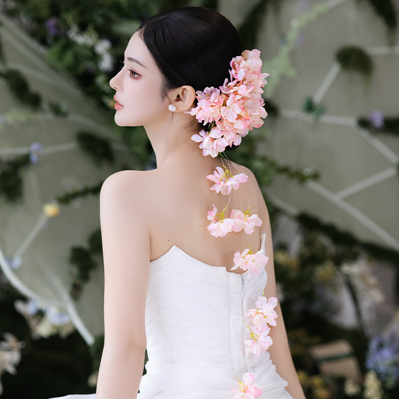 甜美新中式新娘氛围感婚礼仿真花头饰温婉粉色系跟妆礼服晨袍配饰