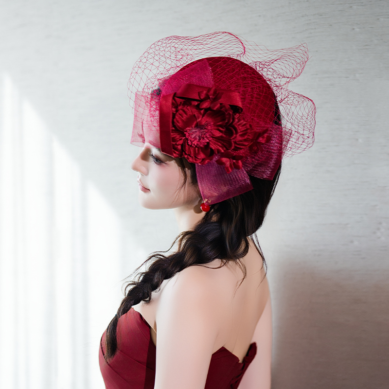 新娘千金风优雅礼帽2025酒红色立体花朵头饰网纱结婚礼服拍照发饰
