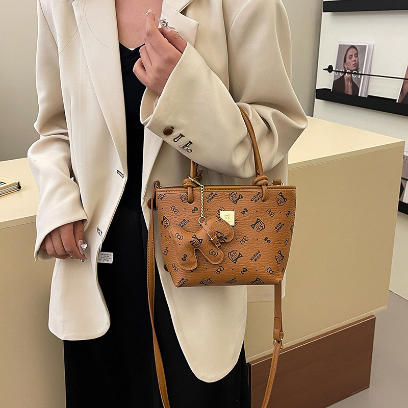 奔蕾手提水桶包女款2026新款春季可爱小马百搭单肩包上班通勤斜挎