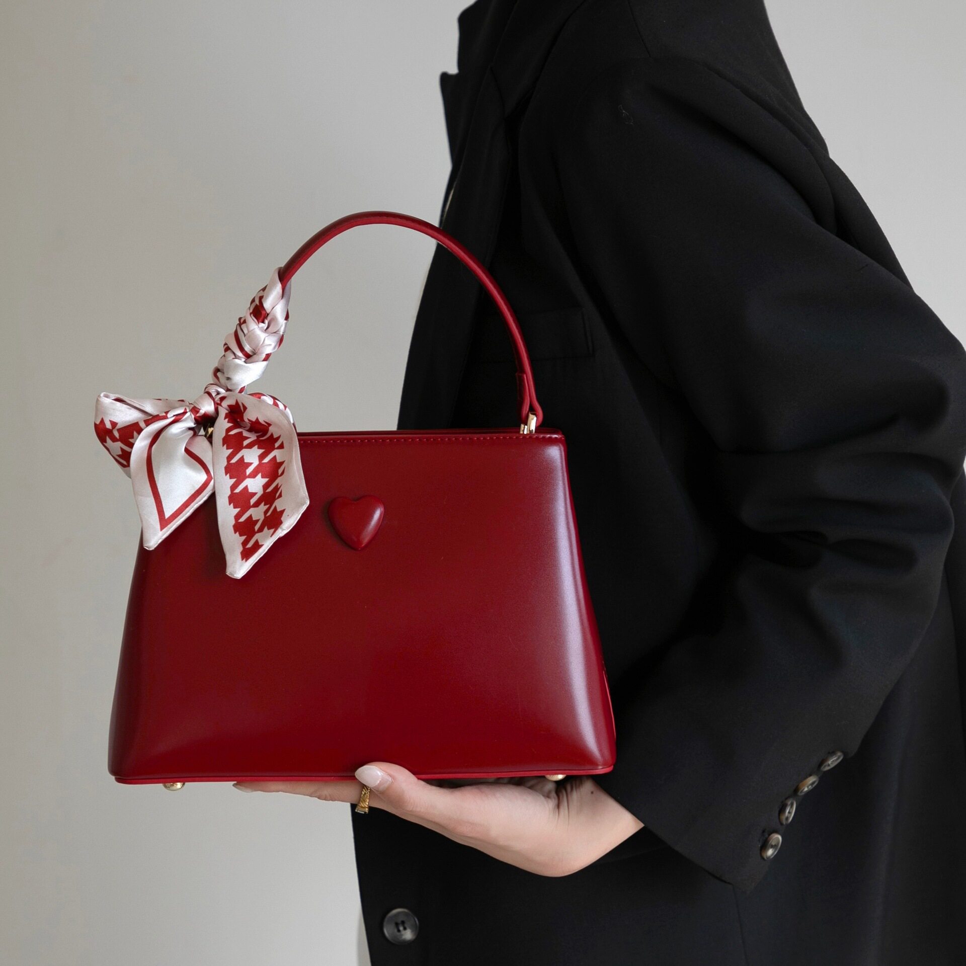 红色手提包女高级感新娘包斜挎包大容量爱心形装饰小众气质女包