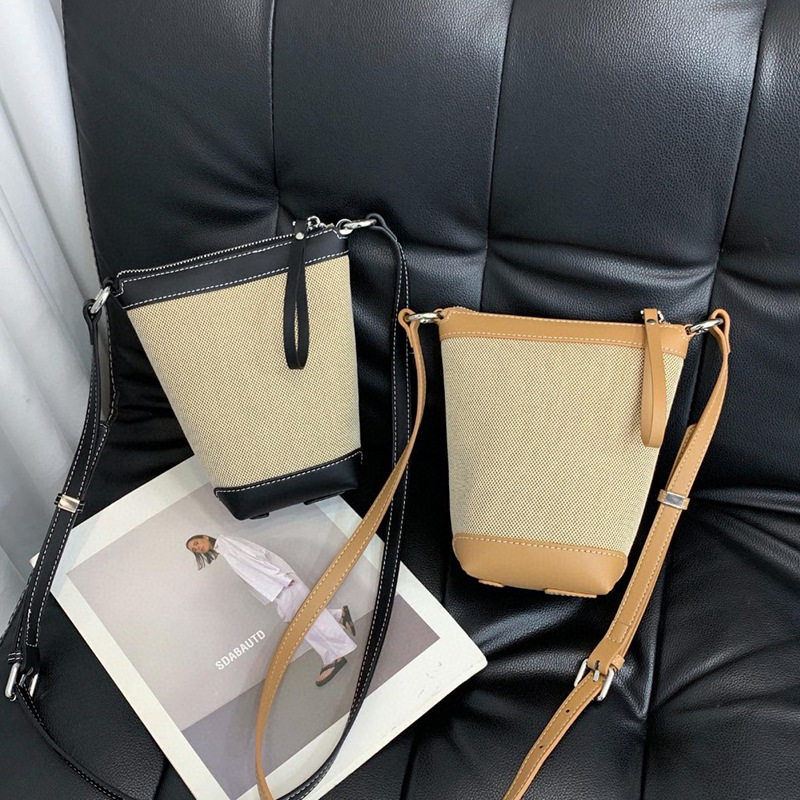 夏季手机包包女2026新款斜挎女包高级感帆布配牛皮水桶包小巧轻便