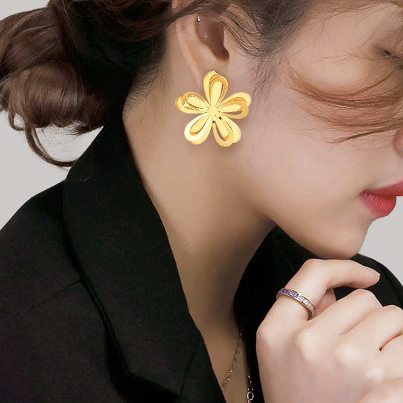 钛钢镂空花朵耳钉法式宫廷风设计高级感耳环轻奢小香风彩金耳饰女
