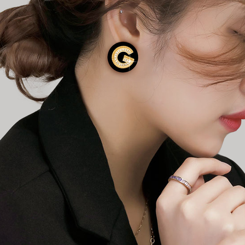 法式植绒镶钻字母耳钉轻奢复古小香风耳饰2025爆款女人味高端耳环,饰品/流行首饰/时尚饰品新,耳钉,淘宝优惠券,粉丝福利购,淘宝优惠卷