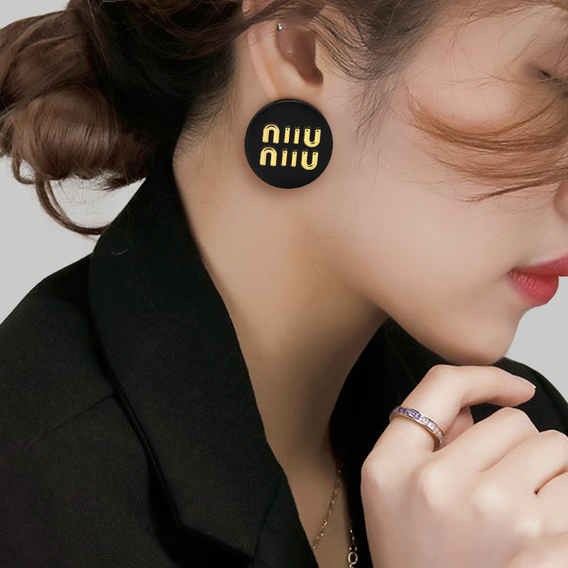 法式复古金属字母耳钉2024圆形纽扣个性耳饰小香精致优雅气质耳环