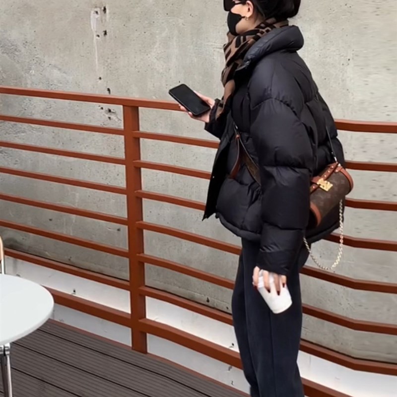 今年流行羽绒服女2023年冬季黑色短款宽松小个子白鸭绒面包服外套