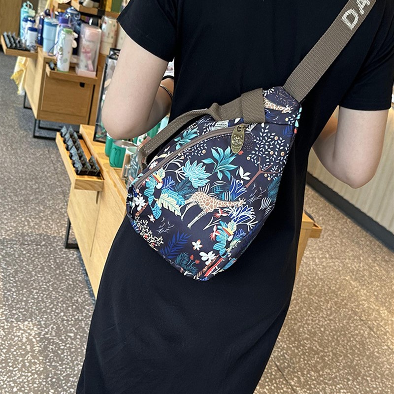 香港免税采购运动斜身单车胸包女士潮牌小众设计印花肩包小肩包