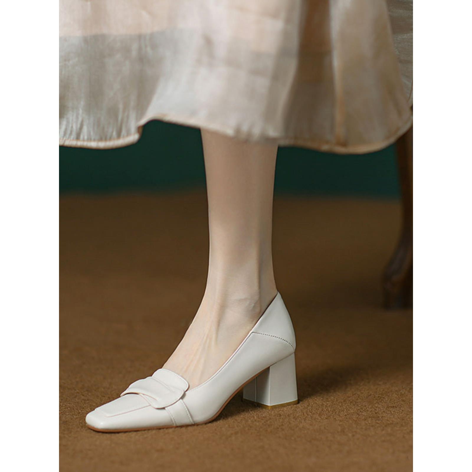 软皮一脚蹬单鞋女法式粗跟米白色乐福鞋真皮浅口方头气质高跟鞋子