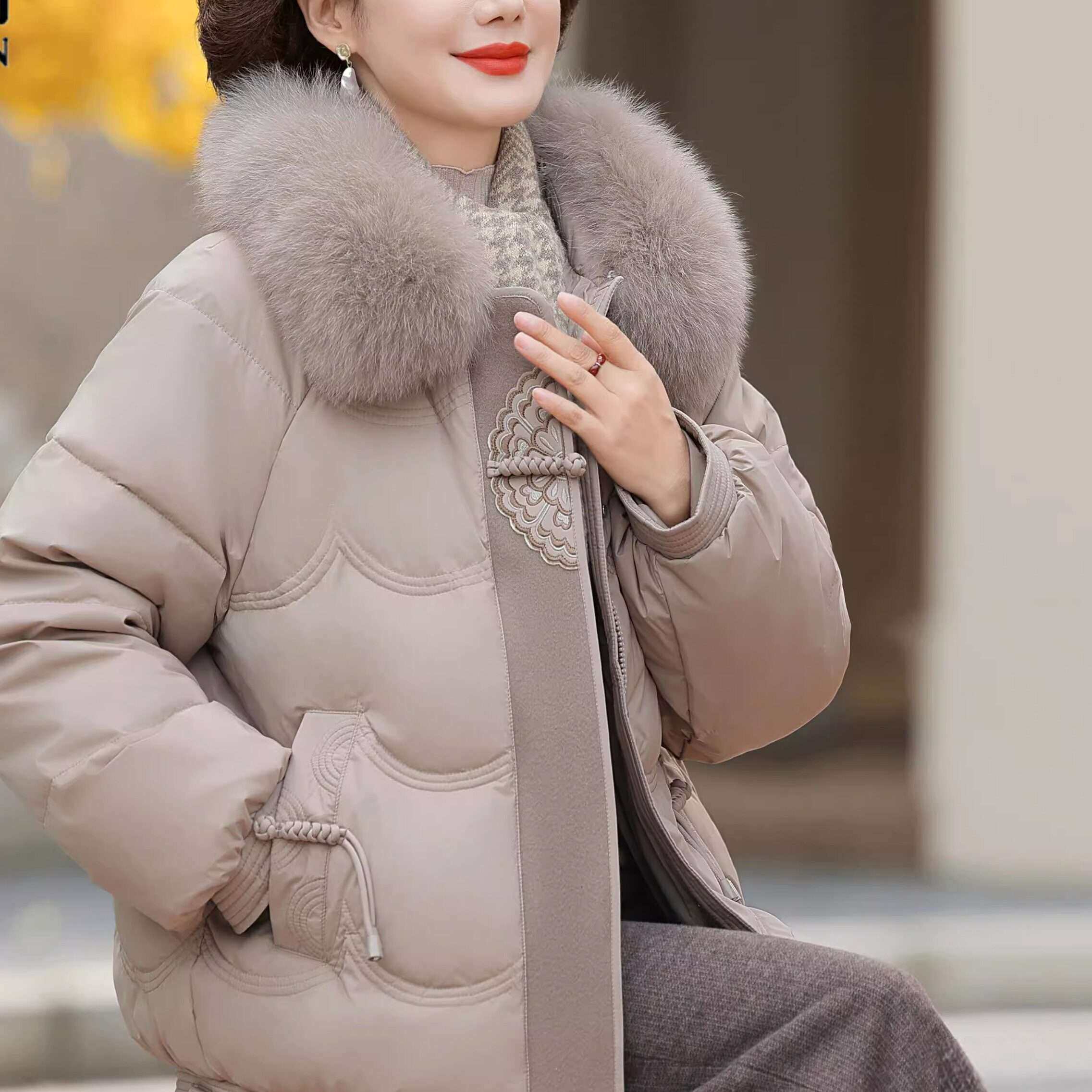 妈妈冬装2025新款外套老年人冬季加厚棉服中老年时尚女装保暖上衣