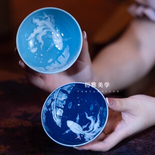 小雅家丨初蓝舍手工堆白雕刻天青洒蓝釉蕉叶游鱼普洱杯景德镇茶具