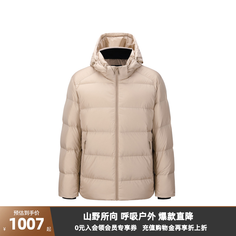 侧缝拼接处有品牌logo织带表现