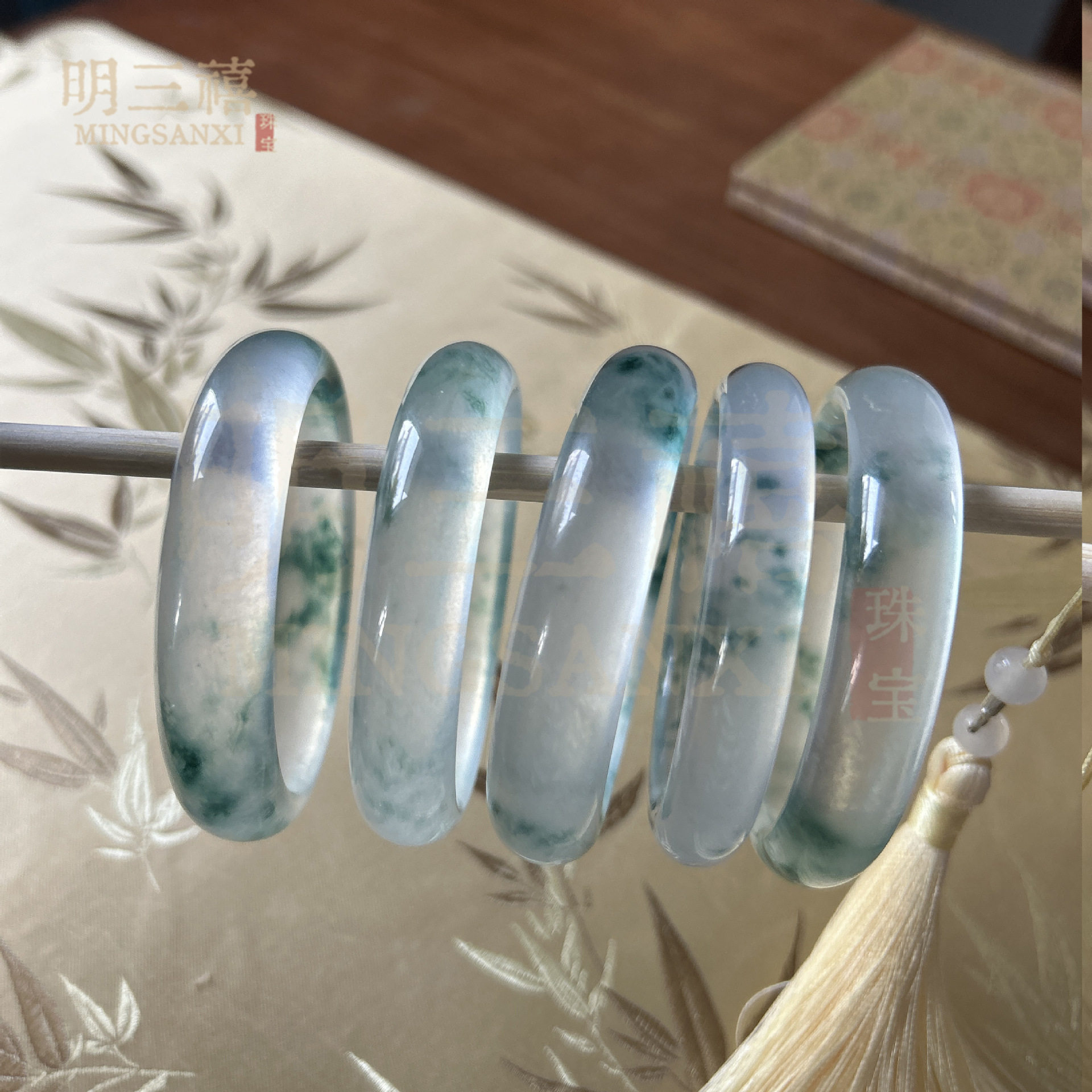 高冰冰透独龙玉飘花手镯高品质翡翠色玉石手镯子冰种玉镯石英岩玉