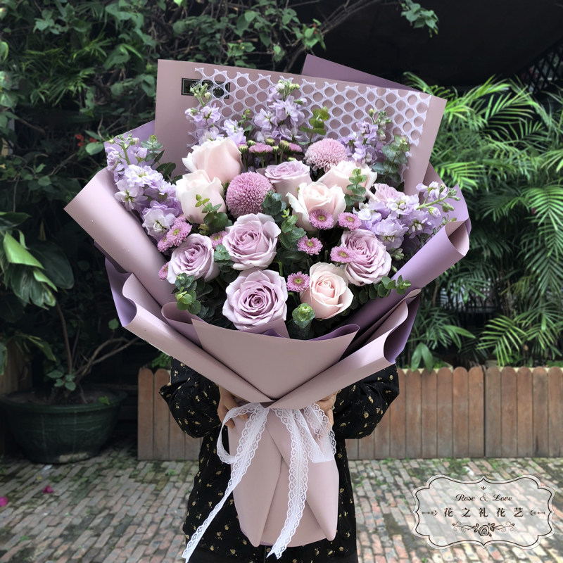 深圳绣球紫玫瑰混搭花束送爱人