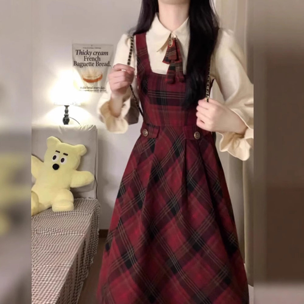 过新年战袍红色背带连衣裙子女秋冬季2025新款高级感穿搭套装长裙