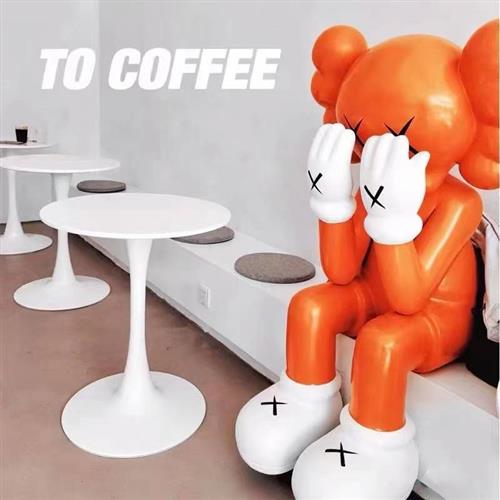 克莱因蓝网红店kaws落地大摆件坐姿美发店公仔玻璃钢雕塑客厅装饰