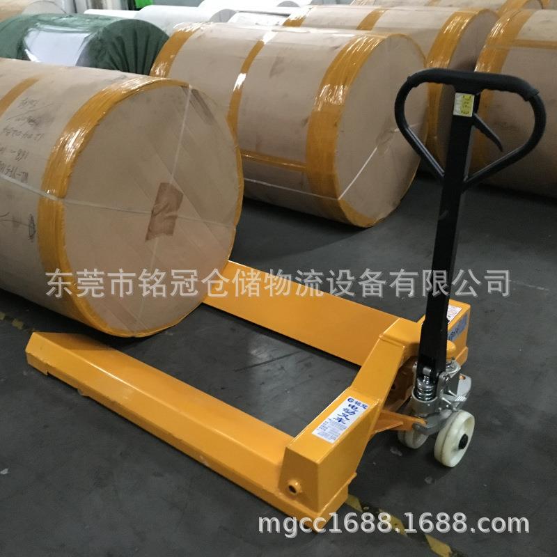 手动叉车厂家生产供应纸筒叉车便捷纸卷搬运车操作简单手动叉车