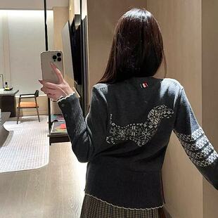 【赠退货宝】TNNE TB春季新款四杠后背刺绣小狗四扣修身开衫毛衣