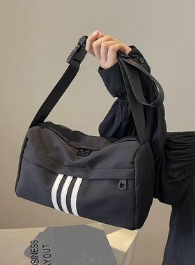 休闲大容量牛津布包包女2026新款夏季超火健身包运动包单肩斜挎包