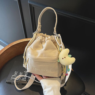 夏天百搭尼龙布小包包女式2026新款休闲手提水桶包收纳轻便斜挎包