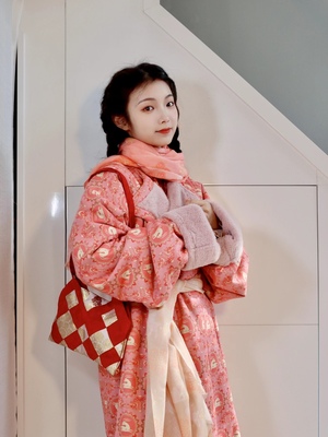 可斜跨织金拼布复原团花