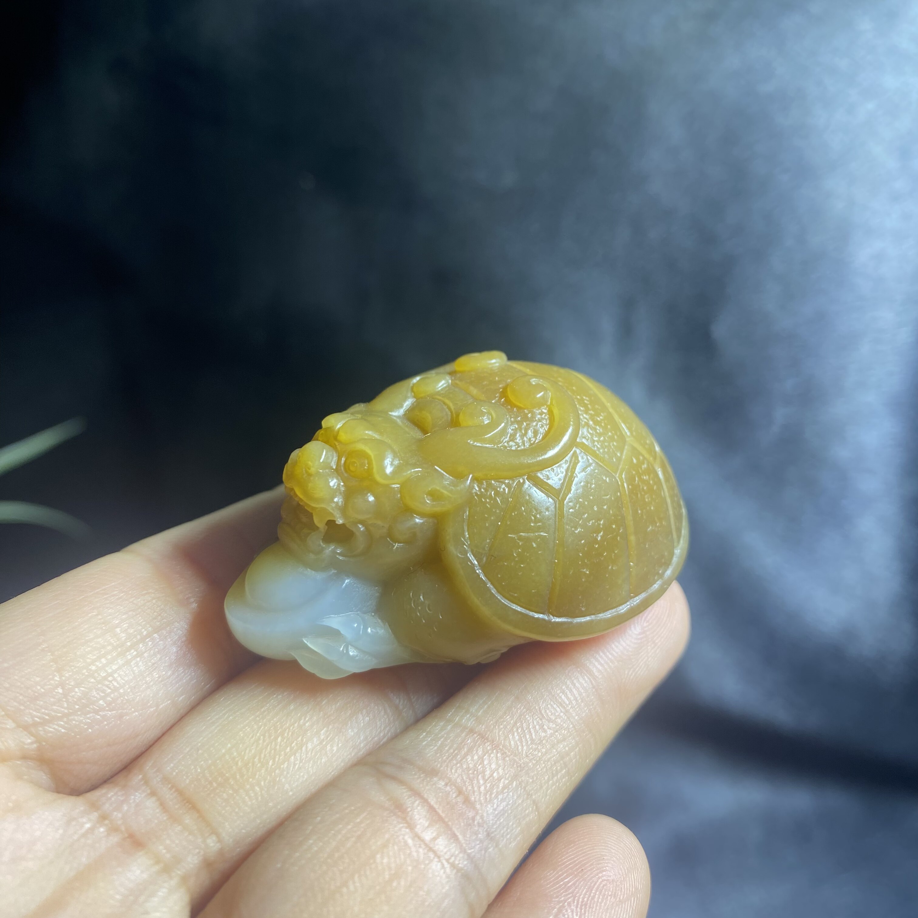 和田玉新疆且末糖白俏色龙龟苏工精雕老坑大吊坠手把件把玩配证书