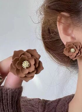 耳环复古港风温柔奶咖色~优雅气质多层花瓣耳钉金属喷漆美拉德棕
