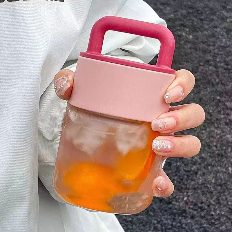 女士随身携带小水杯简约