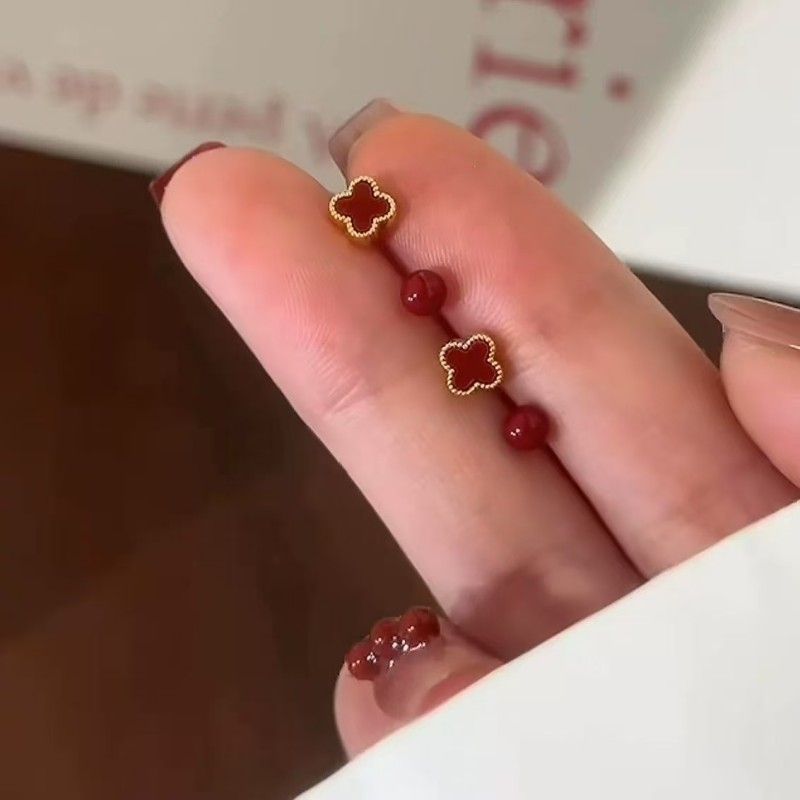 今年流行的爆款耳钉红色