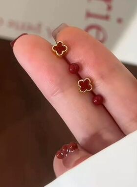 今年流行的爆款耳钉红色