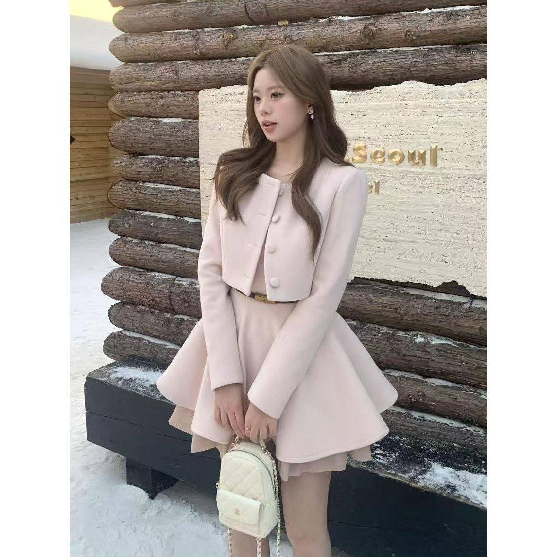 许妍穿搭法则 高级感小香风套装女粉色宽松外套收腰连衣裙两件套