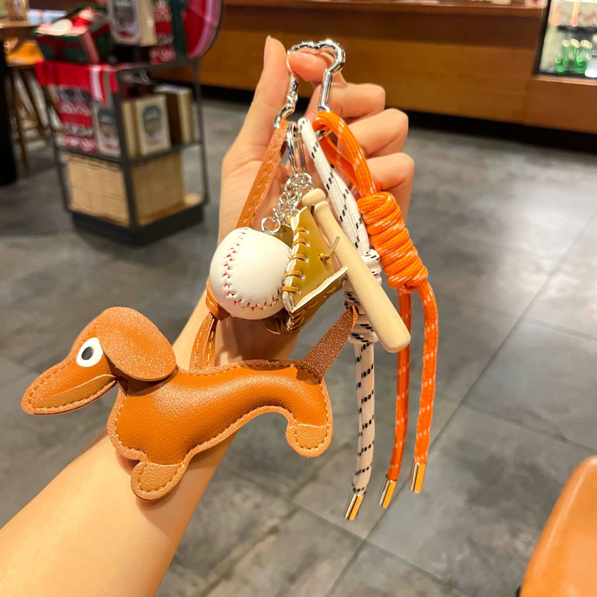 ins同款复古钥匙扣挂饰miu系风腊肠狗编织绳包挂小众皮质棒球挂件