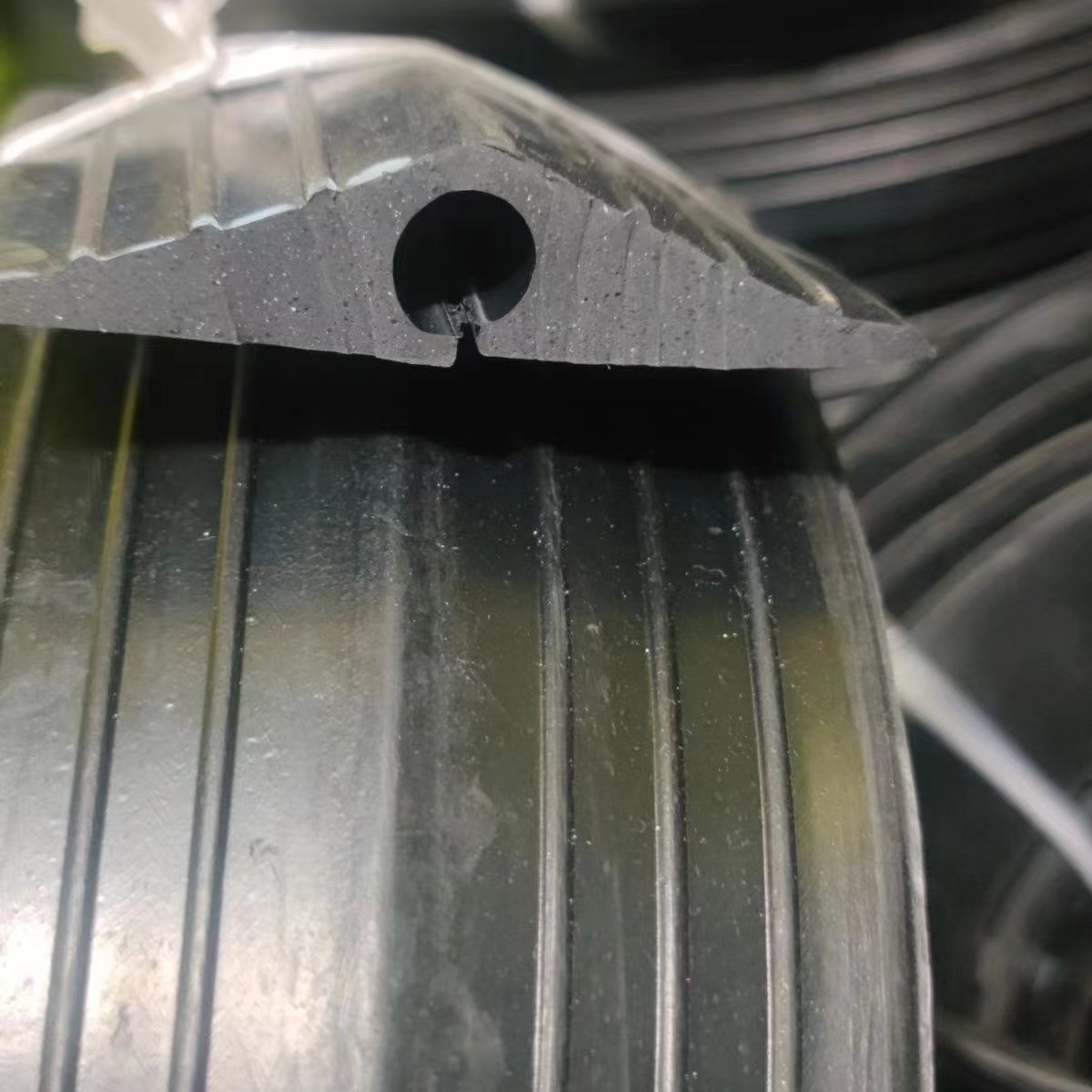 电动车充电线室外防压保护橡胶减速带线槽拖线板保护胶套过路线