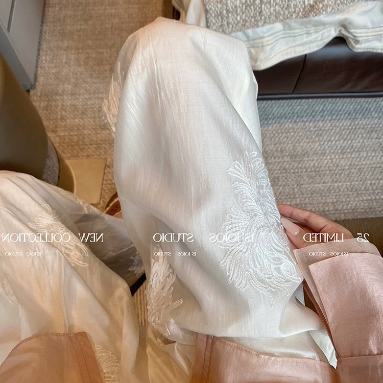 白色新中式刺绣直筒阔腿