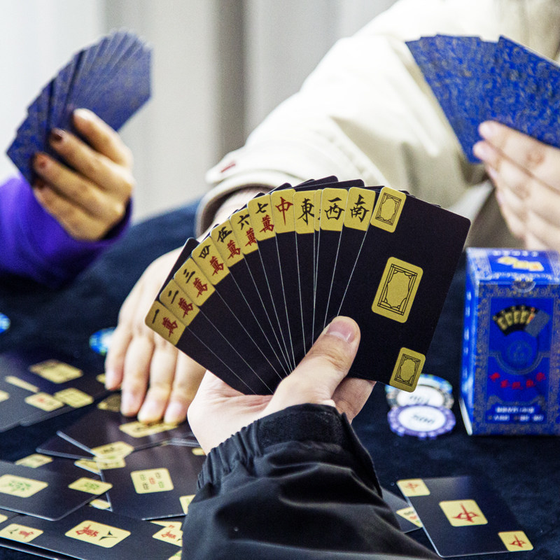 纸牌麻将扑克牌家用户外黑金风格加厚纸麻将便携麻将牌144张